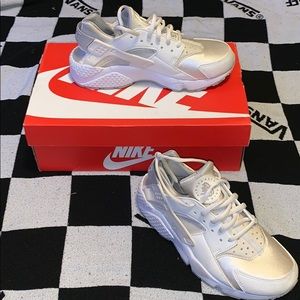 Nike white beige Huaraches